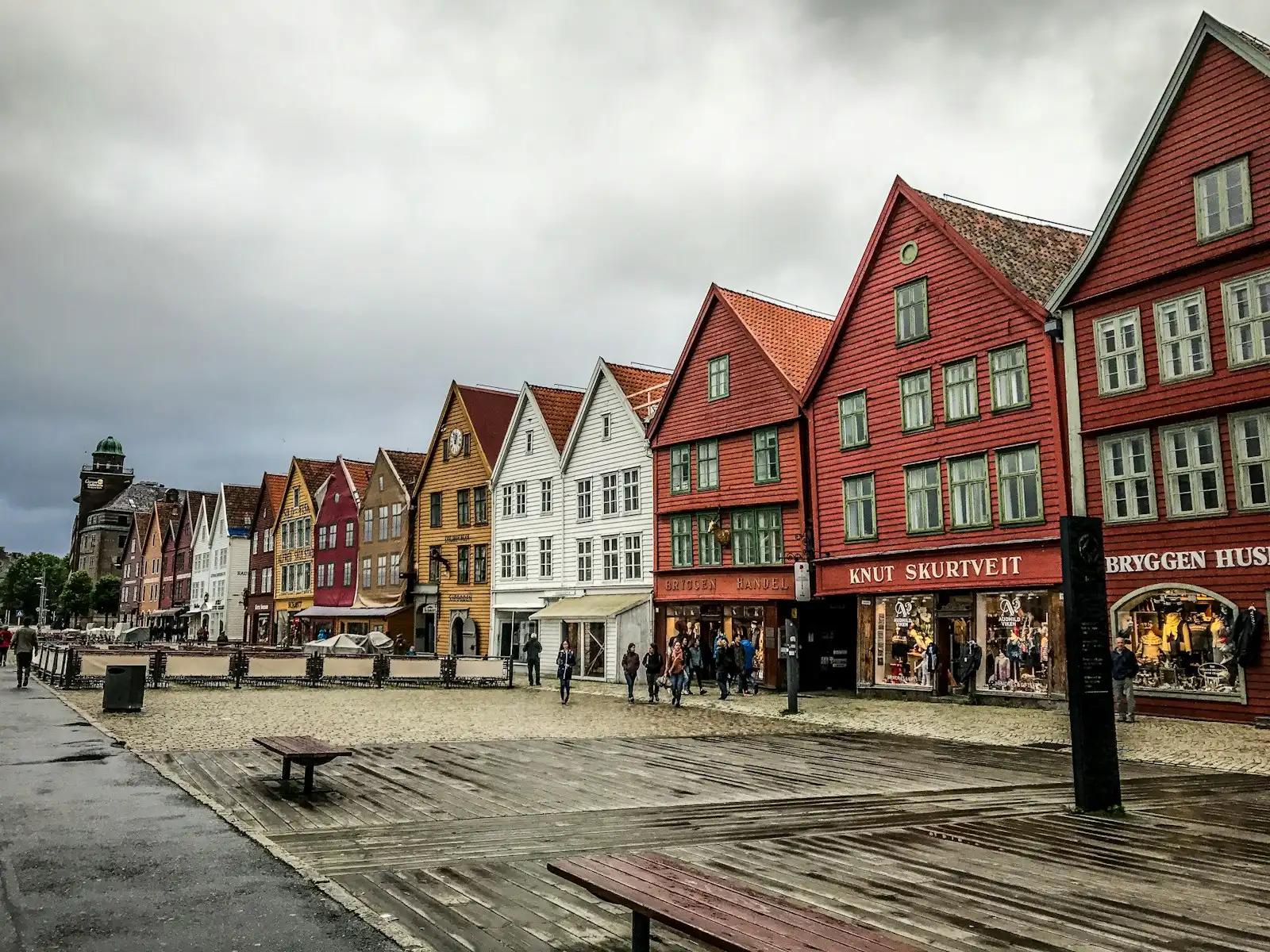 Fargerike trehus på rekke langs Bryggen i Bergen en gråværsdag